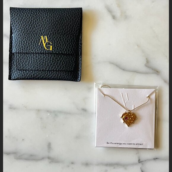 Reine Heart Necklace - Picture 5 of 8